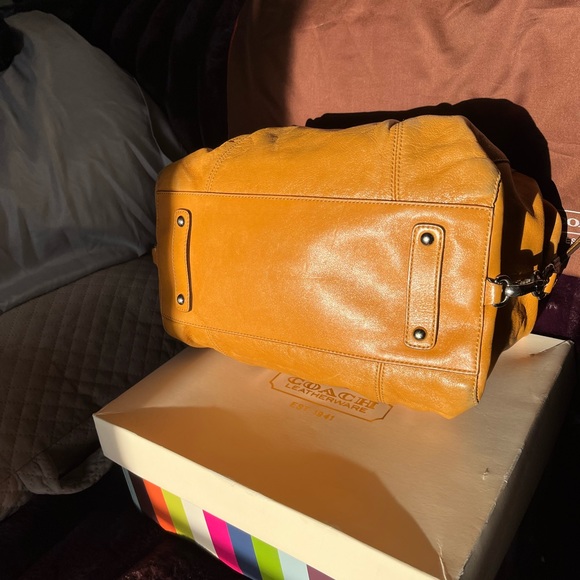 Coach mustard/Camel color handbag.. Leather…used - Picture 4 of 11